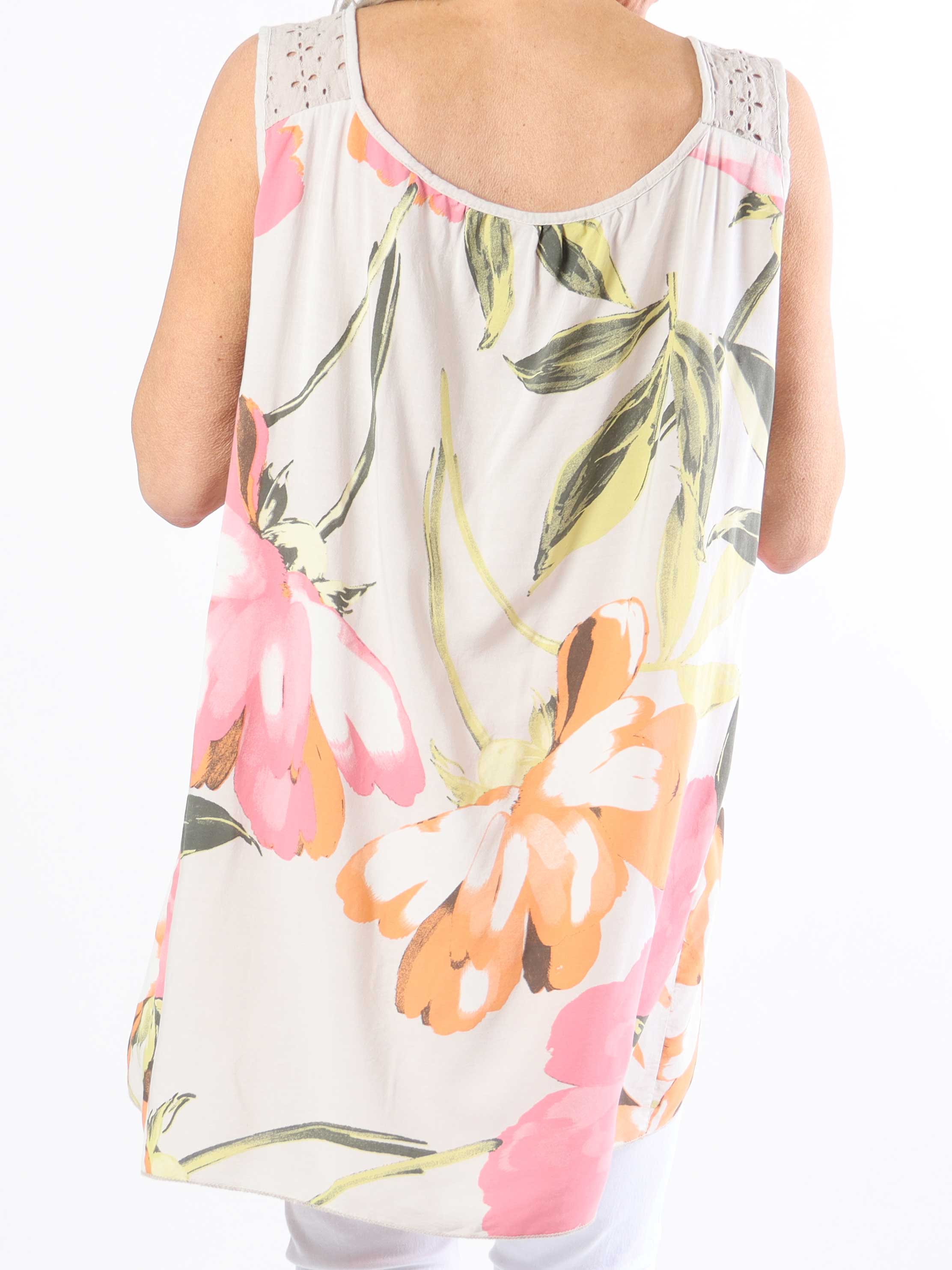 Goria - Söt blommig topp i ljus viskos i plusstorlek